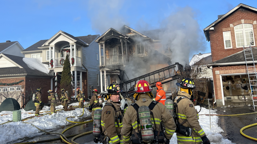 آتش‌سوزی در Barrhaven  باعث زخمی شدن یک آتش‌نشان، آسیب به خانه و سرایت آتش به خانه همسایه شد