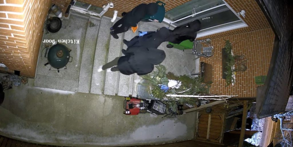 ورود مظنونان مسلح به خانه ای در اسکاربرو