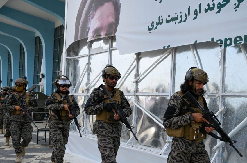 اعلام پیروزی طالبان در فرودگاه کابل