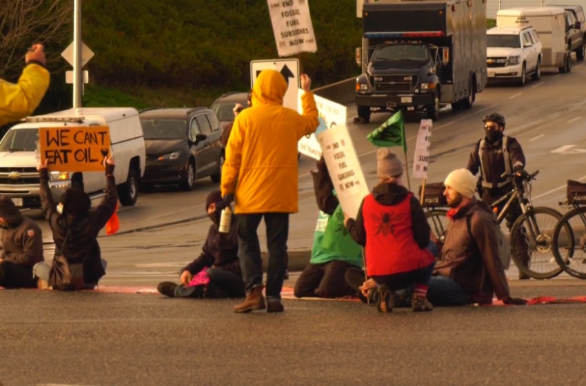 فعالان آب و هوا ترافیک نزدیک فرودگاه بین المللی ونکوور را مختل کردند